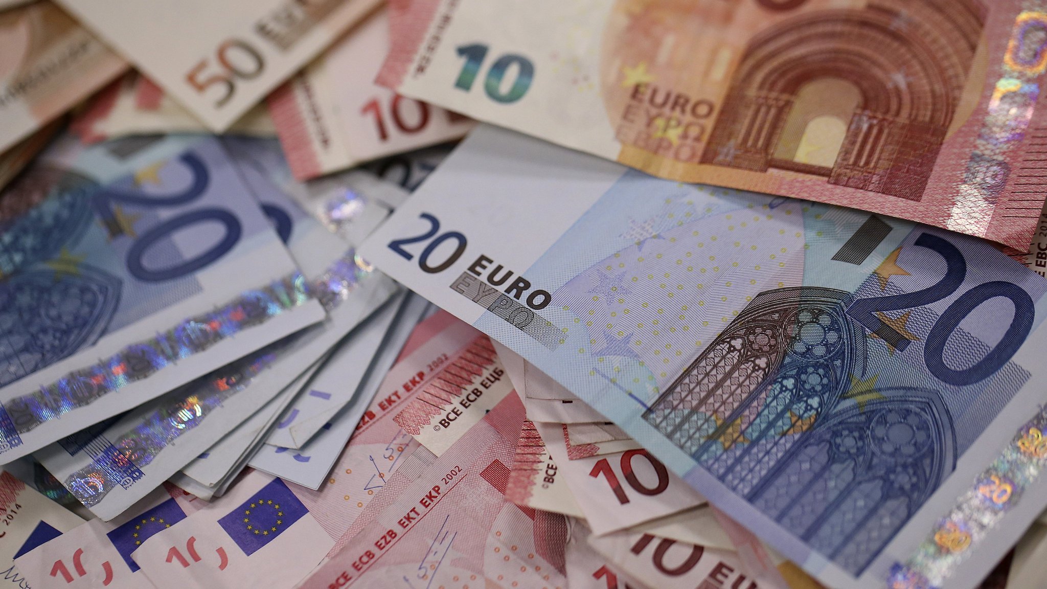 Euro nuk rimerr veten, me sa shiten dhe blihen sot monedhat e huaja