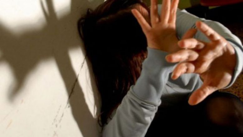 E rëndë në Korçë/ Babai ngacmon seksualisht dhe tërheq prej flokësh vajzën 12-vjeçare