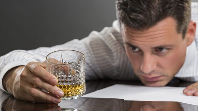 Pirja e moderuar e alkoolit mund të përmirësojë funksionin njohës për të moshuarit