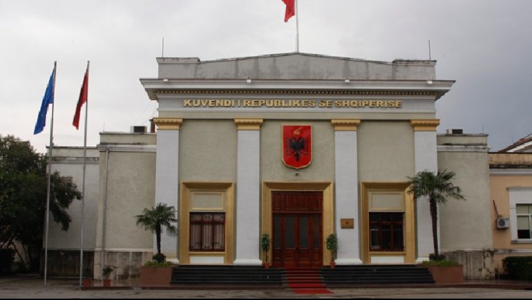 Protesta e opozitës/ Policia dhe autobotët e ujit “blindojnë” Kuvendin, çfarë do ndodhë në seancën plenare