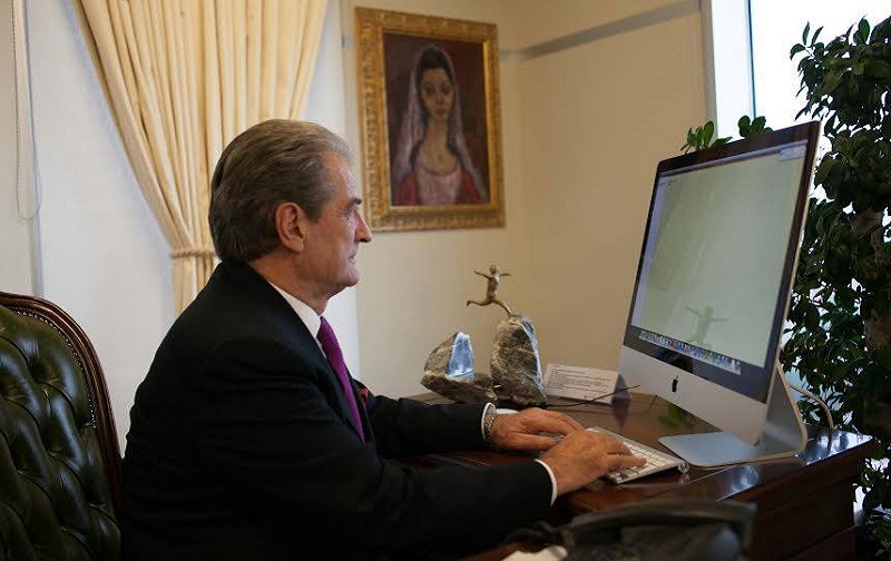 Berisha ‘mërzitet’ me Facebook-un, hap llogari në Tik Tok dhe u premton besnikëri demokratëve