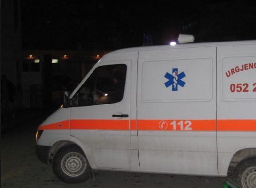 E rëndë në Korçë/ 68 vjeçarja rrëzohet aksidentalisht nga kati i dytë i shtëpisë, humb jetën