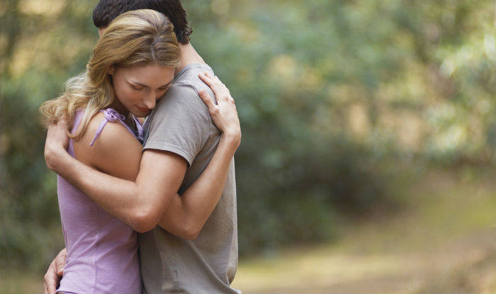Si përqafimet ju ndihmojnë të ndiheni më mirë
