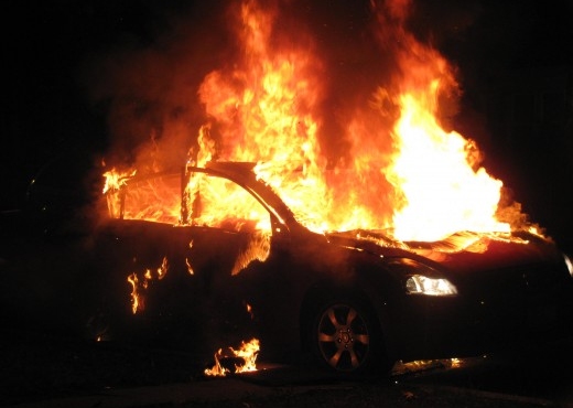 Vrasja në Vlorë/ Gjendet i djegur një Audi pranë paraburgimit