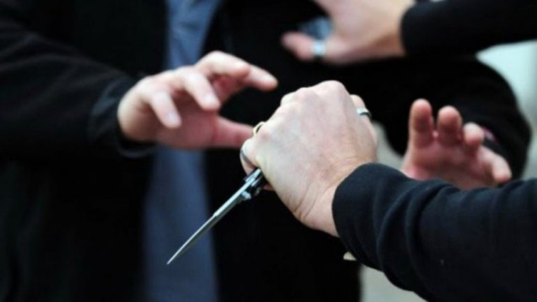 Sherr mes të rinjve në Durrës, 18-vjeçari godet me thikë një person