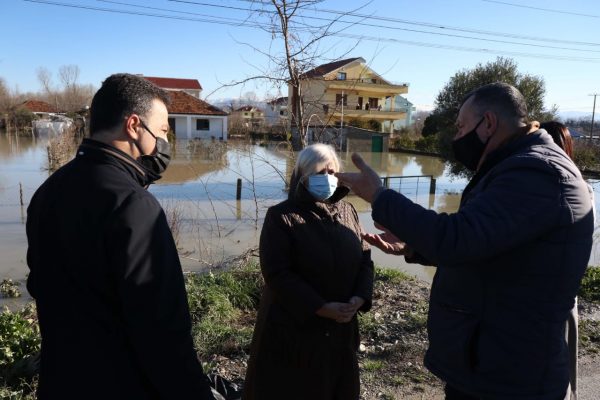 Peleshi në zonat e përmbytura në Durrës: Duhet të nxjerrim mësime nga këto situata