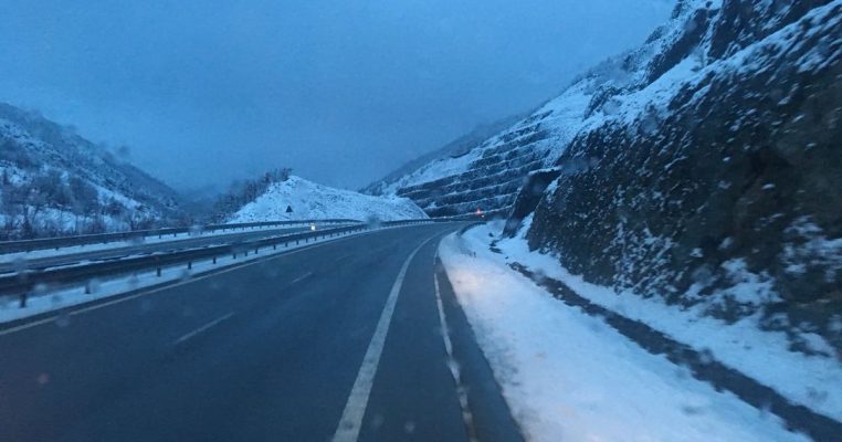 Dëborë mbulon edhe qarkun e Elbasanit/ Probleme në Qafë-Thanë