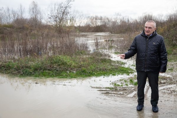 Meta: Banorët e përmbytur asnjë ndihmë nga shteti, në disa zona pritet përkeqësim