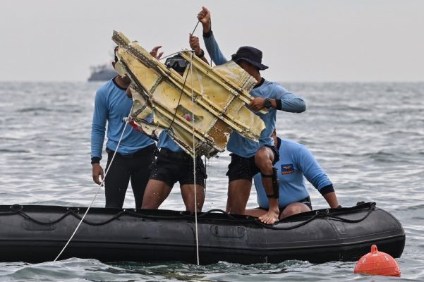 Gjenden mbetjet e avionit që u rrëzua në Indonezi, ekipet kërkojnë në det trupat e viktimave 