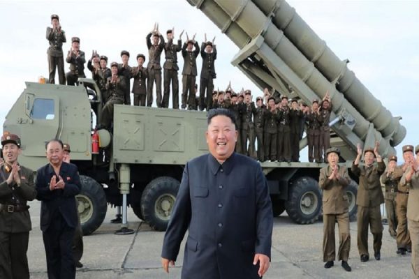 Kim Jong Un zotohet të zgjerojë arsenalin bërthamor të Koresë së Veriut
