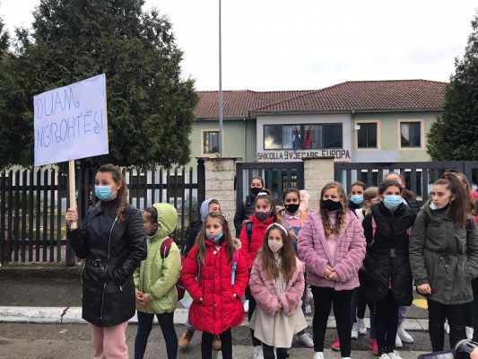 Shkolla pa ngrohjhe, nxënësit në Elbasan bojkotojnë mësimin