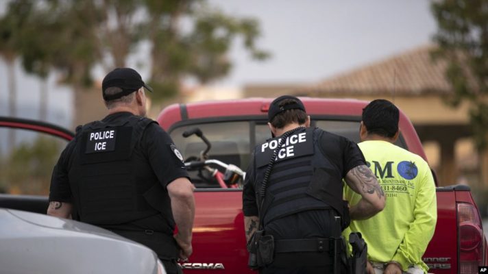 Teksasi ngre padi kundër administratës Biden pas moratoriumit mbi deportimet
