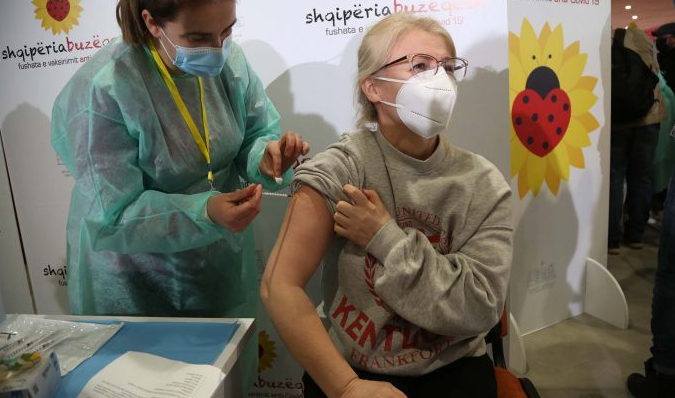 Vaksinimi kundër COVID nis të shtunën edhe në Vlorë, bluzat e bardha të parët