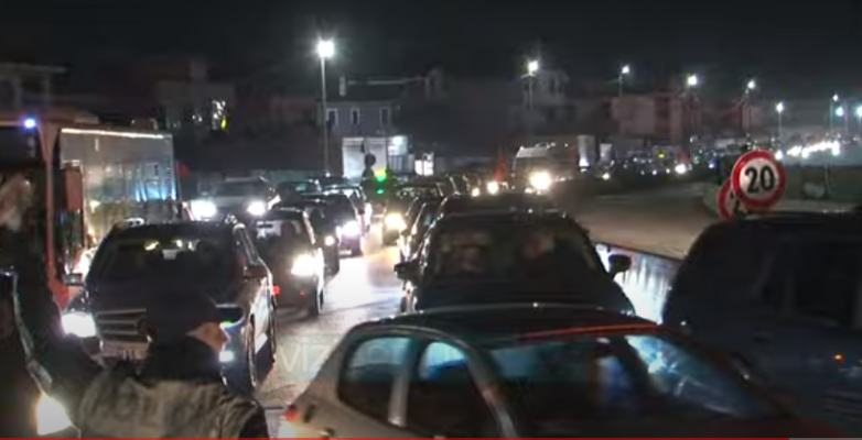 Trafiku i mundimshëm i Tiranës, shoferët në stresin e përditshëm të mbingarkesës
