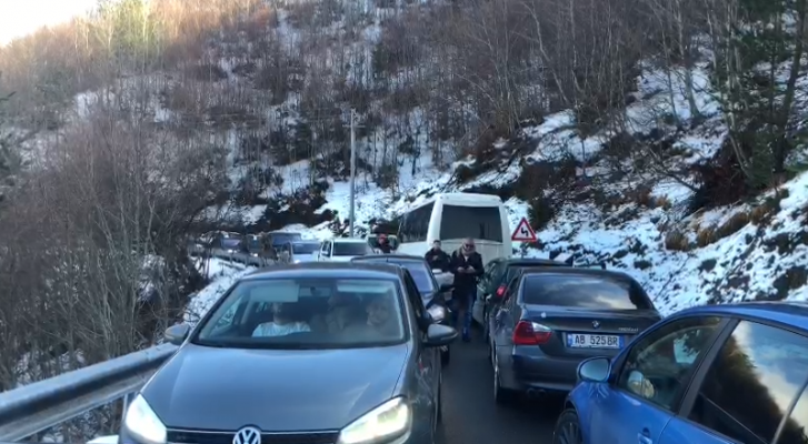 Radhë të gjata automjetesh në Boboshticë-Dardhë, qytetarët zgjedhin fshatrat turistikë