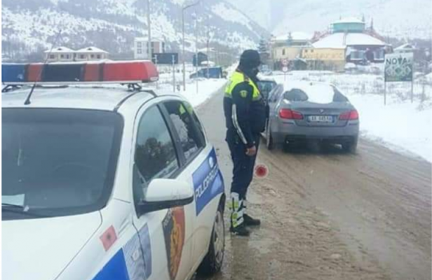 Reshjet e dëborës në Korçë/ Policia thirrje shoferëve: Akset ku duhet të lëvizni me zinxhirë