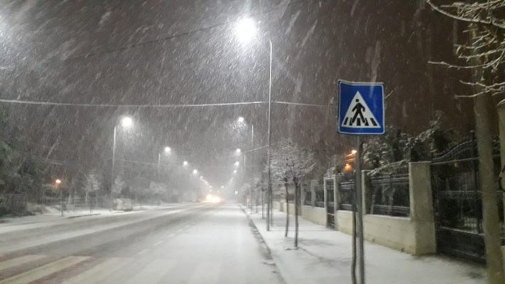 Reshjet e borës në juglindje/ Pogradeci dhe disa fshatra pa energji elektrike