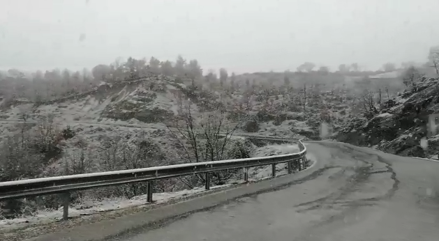 Probleme nga moti në Dibër, bllokim rrugësh nga shembjet e reshje bore