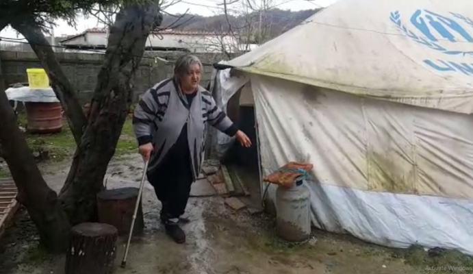 Jetesë e vështirë në çadra/ Të prekurit nga tërmeti: Jemi harruar