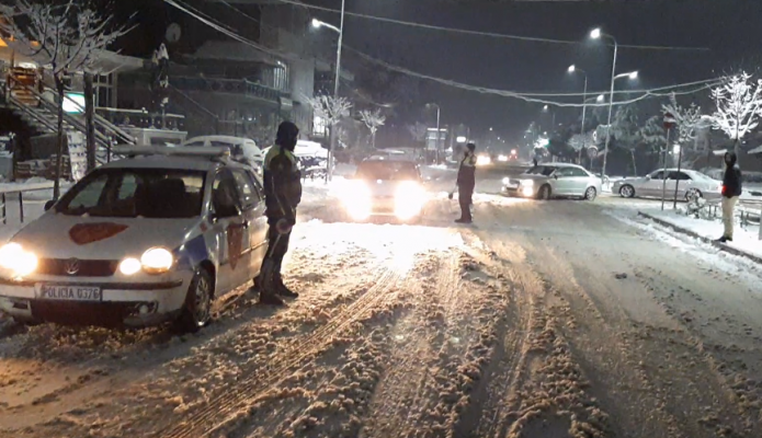 Reshje intensive bore në Qafë-Thanë, vështirësi në qarkullim, shkëputet energjia në Pogradec