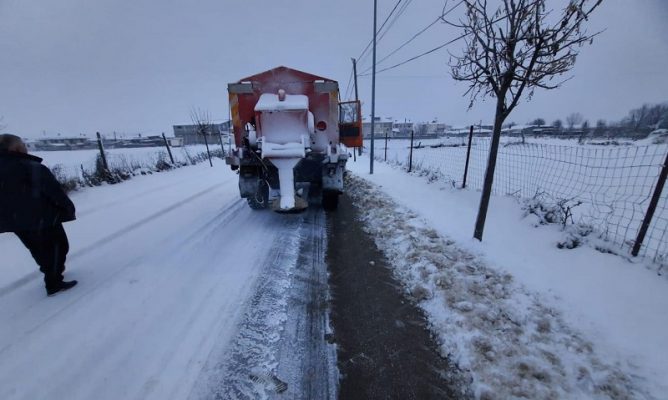 Dëborë deri në 1 metër në Korçë, shumë fshatra pa energji dhe të izoluar
