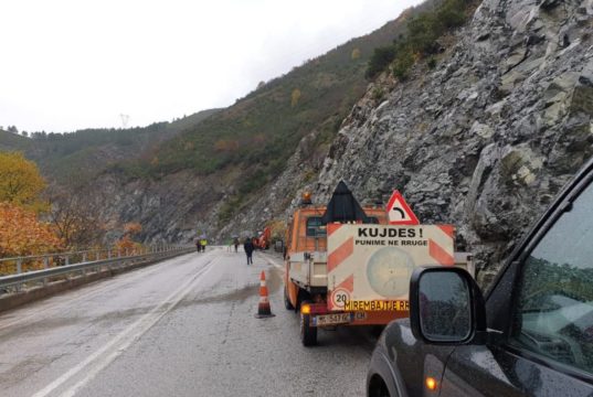 Reshjet e shiut/ Emergjencat Civile për situatën në Elbasan: Ka pasur rënie gurësh në disa akse