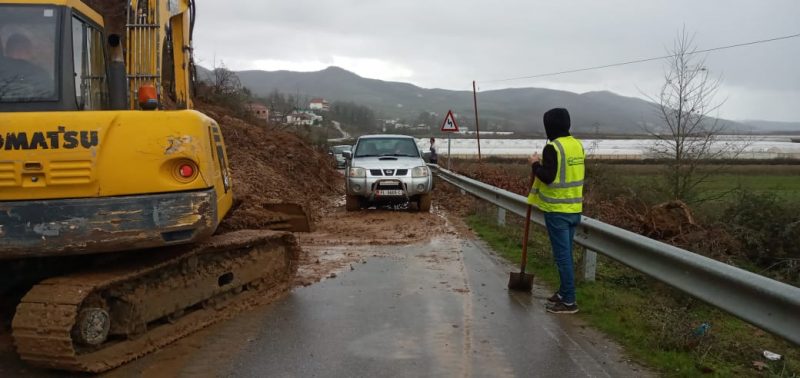 Shiu i madh dhe dëbora krijojnë probleme në rrugë e shkolla të qarkut Elbasan