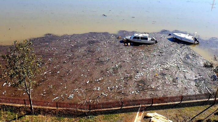 Skandali/ Ndotet liqeni i Ulzës, mbeturinat lundrojnë në ujë