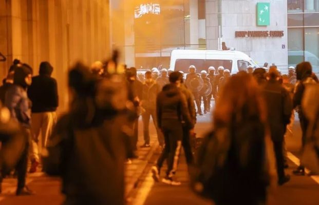 Brukseli, në flakë për 23-vjeçarin/ Protestuesit djegin stacionin e policisë