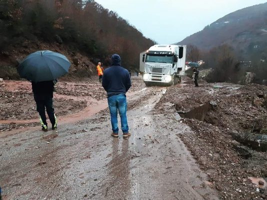 Rrëshqitje dherash dhe probleme energjie në disa zona të qarkut Elbasan