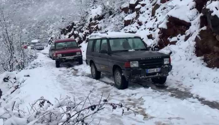 Bora mbulon Dibrën, akulli dhe rrëshqitjet e dherave bllokojnë rrugët