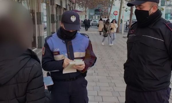 413 shtetas gjobiten se nuk mbanin maskën në rrugë