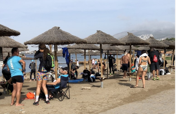 Foto/ Grekët mbushin plazhet në mes të janarit