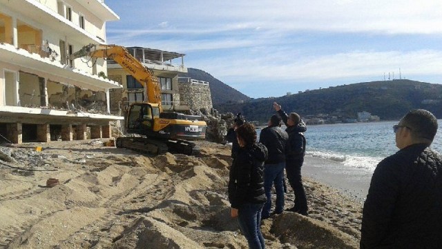 Prishen ndërtimet pa leje në Durrës/ IKMT nis ndërhyrjen për të evituar përmbytjet