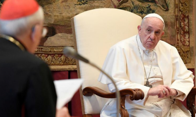 Nuk respektojnë masat kundër COVID/ Papa kritikon njerëzit që shkojnë me pushime