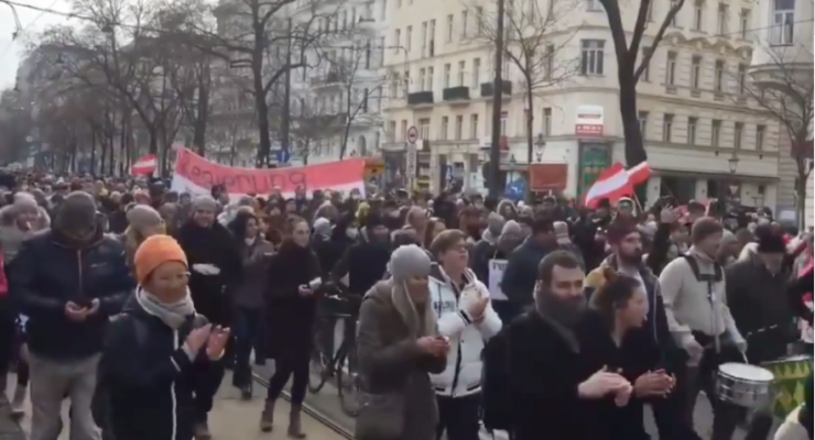 Mijëra qytetarë dalin në rrugët e Vjenës kundër masave kufizuese