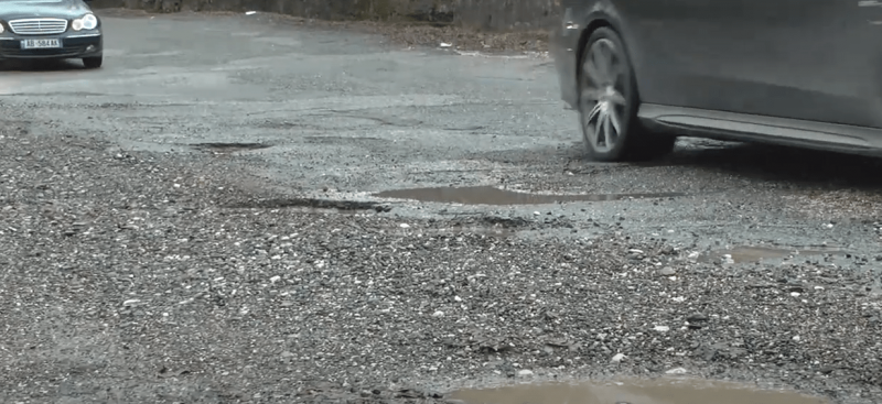 Degradon rruga Burrel-Skuraj/ Drejtuesit e mjeteve: Ka rrezik për aksidente