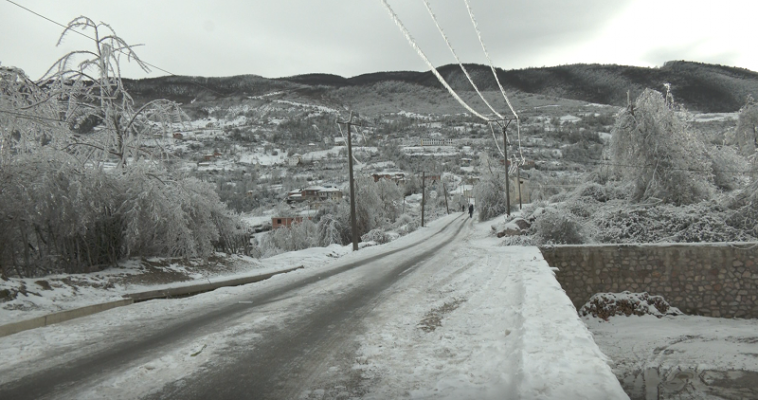 Situatë e vështirë edhe në qarkun Kukës, probleme me ngricën në rrugë dhe mungesën e energjisë