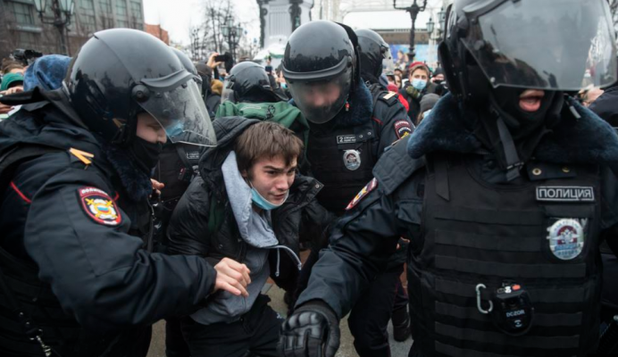 “Putin është hajdut”/ Qindra të ndaluar në protestat në Rusi