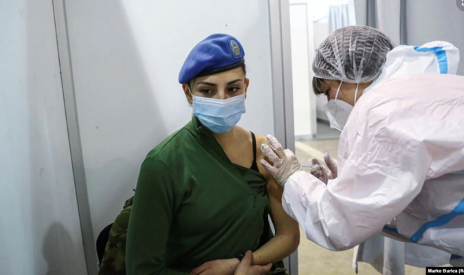 Serbia bëhet vendi i parë që përdor vaksinën kineze kundër COVID-19