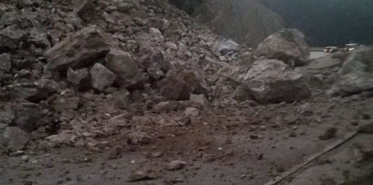 Masivi shkëmbor bllokon rrugën dhe vret mbi 50 kokë bagëti të imta në Selenicë