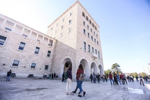 Në auditore apo online?/ Universiteti i Tiranës zyrtarizon rregulloren, si do të zhvillohen provimet