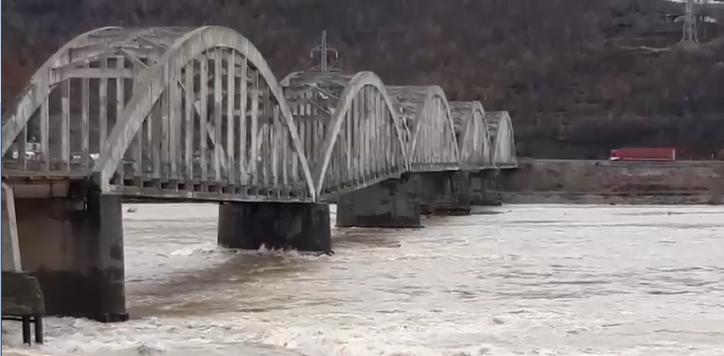 Ura e Zogut rrezikon shembjen, vërshimi i lumit Mat dëmton rëndë këmbët e objektit