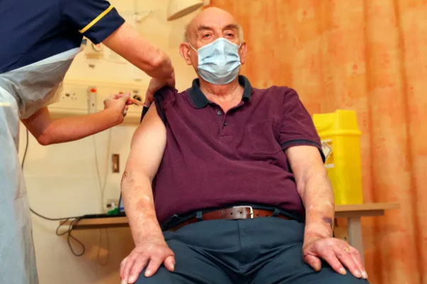 Një 82-vjeçar, i pari që merr vaksinën e Oksford