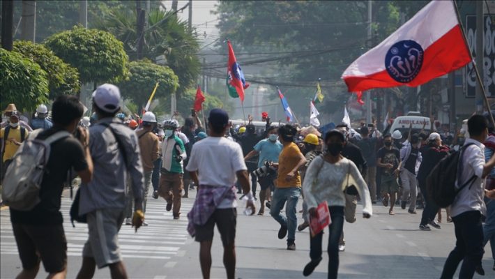 Policia e ushtria qëllojnë mbi protestuesit në Mianmar, disa të vrarë