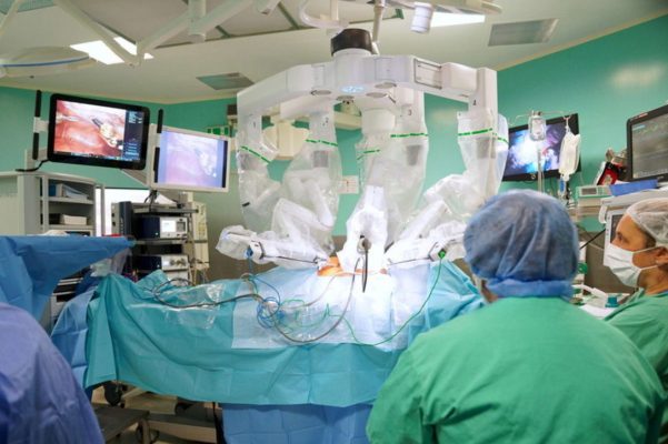 Operacion unik/ Roboti kirurgjikal heq tumor në veshka me pacientin zgjuar