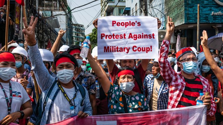 Grushti i shtetit në Myanmar/ Ndërprerja e internetit nuk i ndal protestat