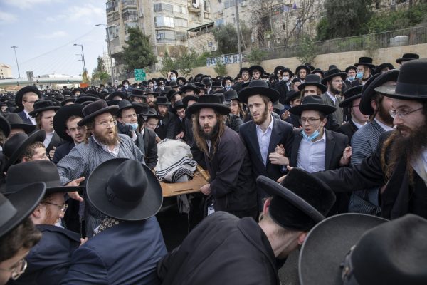 Kaos në Izrael/ Mijëra në funeralin e rabinit, shkelen masat anti-covid