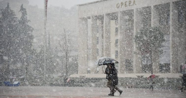 Dëborë në të gjithë vendin, Tirana zbardhet të shtunën në mbrëmje