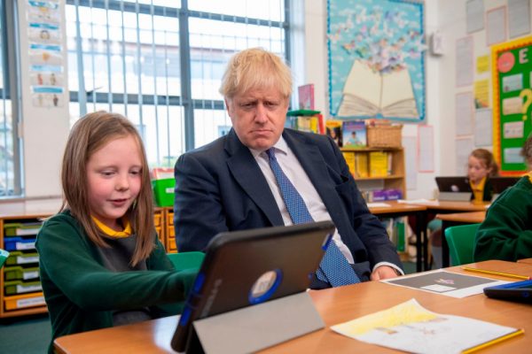 Anglia njofton planin për rikthimin në normalitet: Hapen shkollat më 8 mars